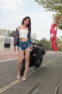 穿肉色丝袜的长腿女孩——机车型号：HONDA CBR 300