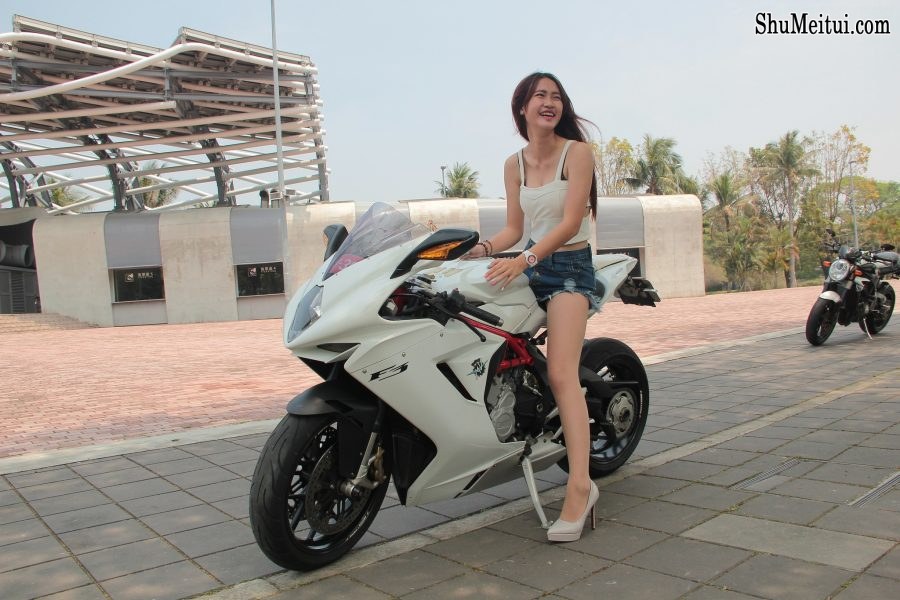 肉丝袜机车女孩——MV AGUSTA F3[第1张/共29张]