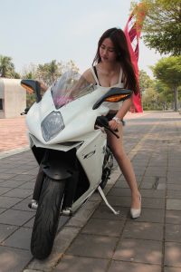 肉丝袜机车女孩——MV AGUSTA F3