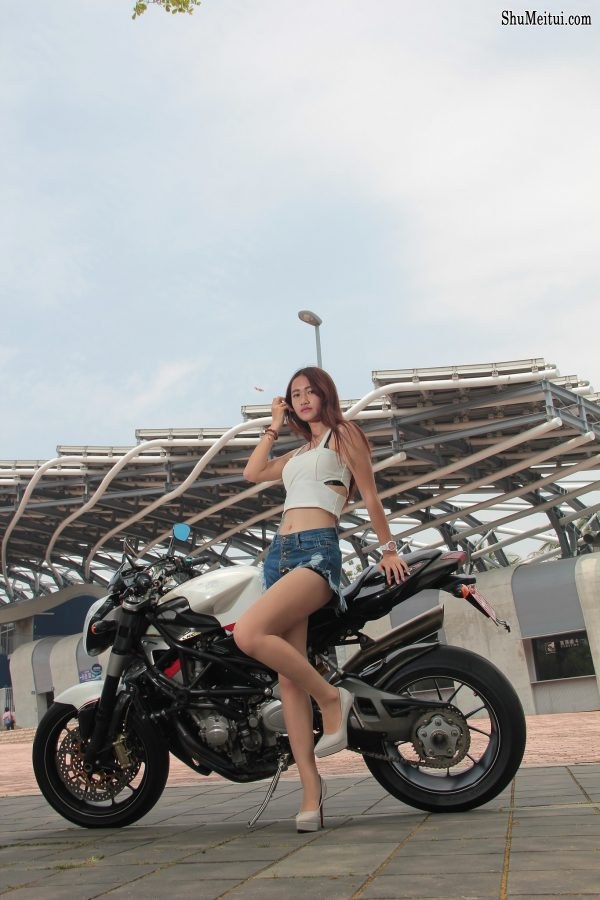 肉丝袜机车女孩——MV AGUSTA brutale 910 r[第10张/共17张]
