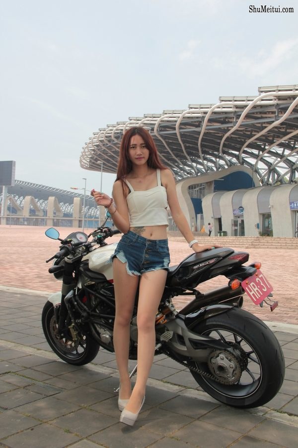 肉丝袜机车女孩——MV AGUSTA brutale 910 r[第6张/共17张]