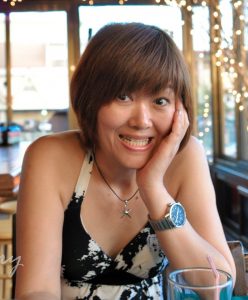 短发熟女姐姐王美晨海边度假低胸秀脚