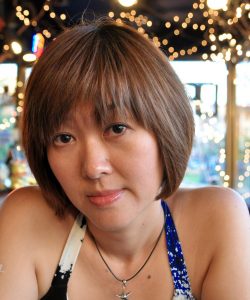 短发熟女姐姐王美晨海边度假低胸秀脚