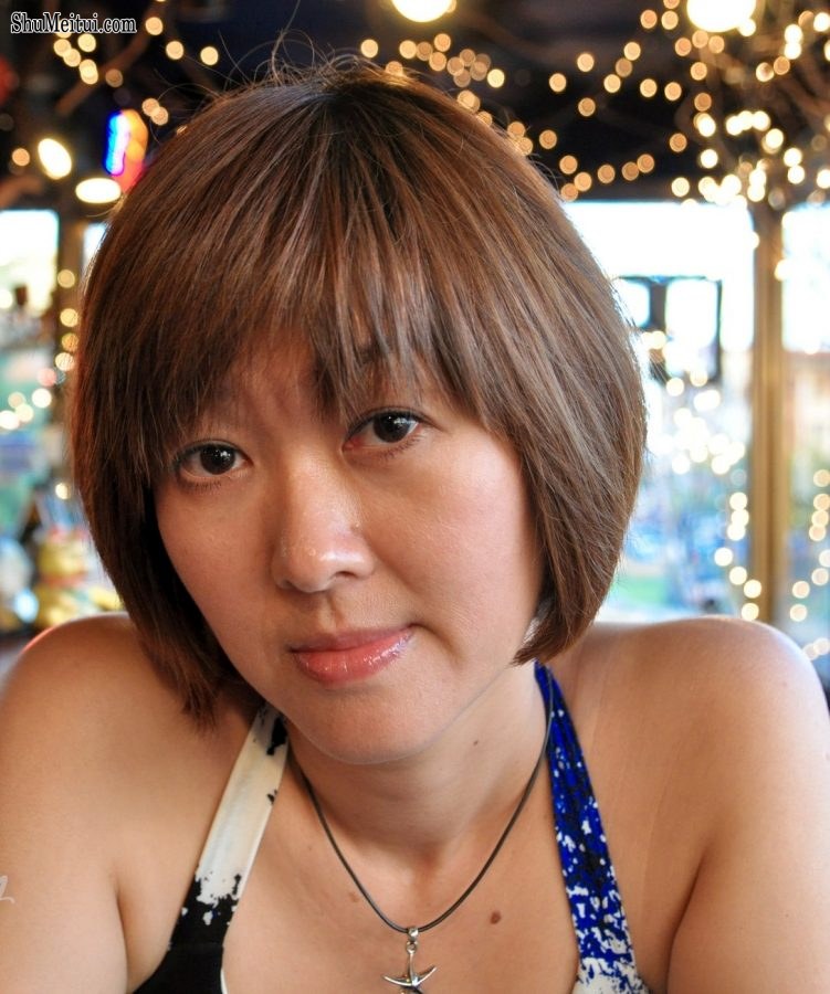 短发熟女姐姐王美晨海边度假低胸秀脚[第11张/共24张]