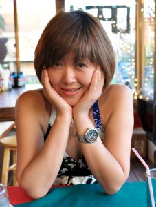 短发熟女姐姐王美晨海边度假低胸秀脚