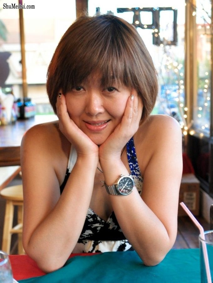 短发熟女姐姐王美晨海边度假低胸秀脚[第12张/共24张]