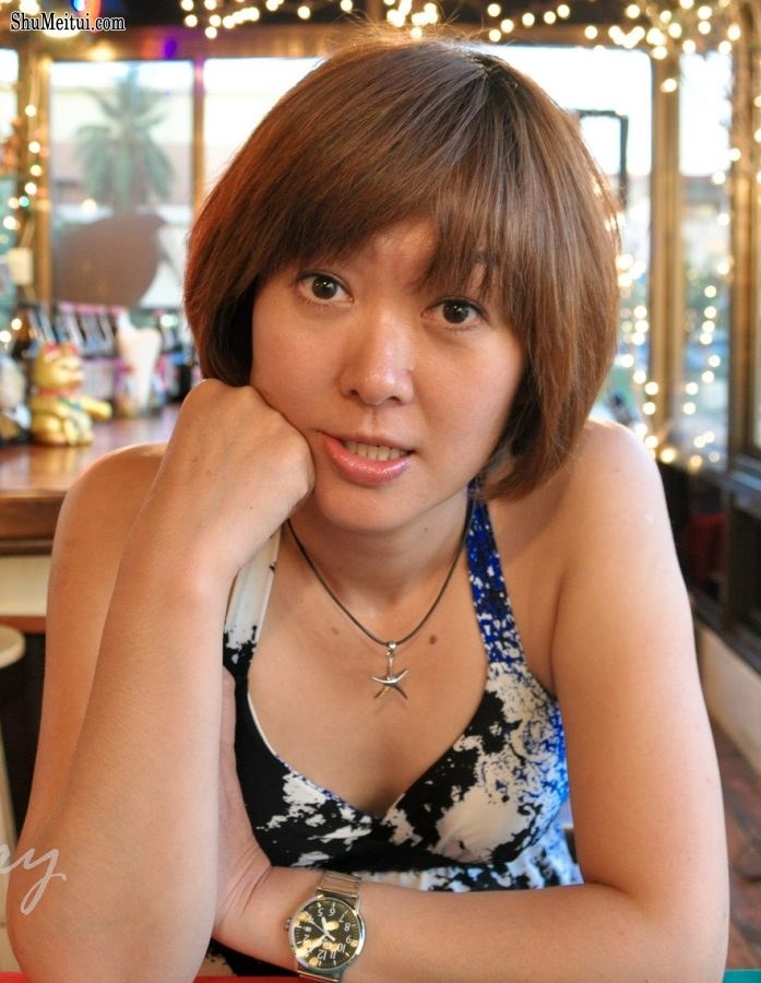 短发熟女姐姐王美晨海边度假低胸秀脚[第14张/共24张]