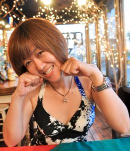 短发熟女姐姐王美晨海边度假低胸秀脚