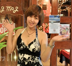 短发熟女姐姐王美晨海边度假低胸秀脚