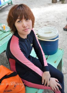 短发熟女姐姐王美晨海边度假低胸秀脚