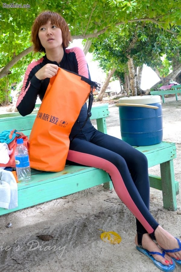 短发熟女姐姐王美晨海边度假低胸秀脚[第20张/共24张]
