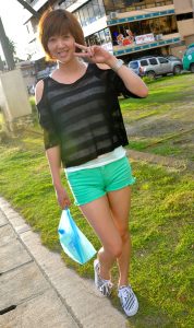 短发熟女姐姐王美晨海边度假低胸秀脚