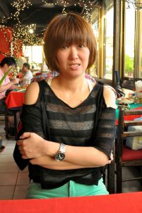 短发熟女姐姐王美晨海边度假低胸秀脚