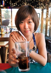 短发熟女姐姐王美晨海边度假低胸秀脚