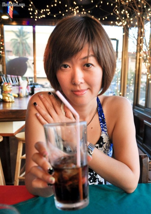 短发熟女姐姐王美晨海边度假低胸秀脚[第7张/共24张]