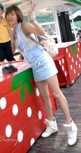 王美晨和姐妹外出秀腿有亮点