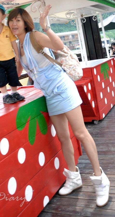 王美晨和姐妹外出秀腿有亮点[第15张/共16张]