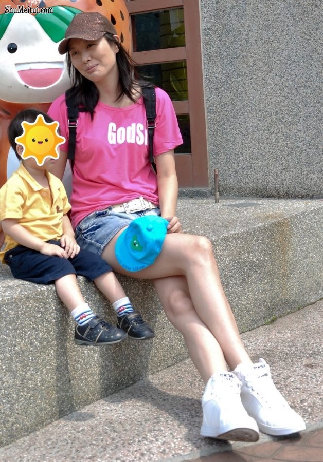 王美晨和姐妹外出秀腿有亮点[第3张/共16张]