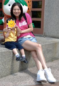 王美晨和姐妹外出秀腿有亮点