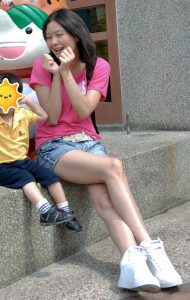 王美晨和姐妹外出秀腿有亮点