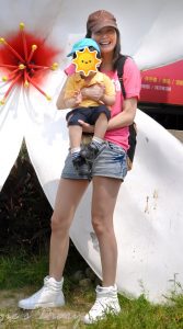 王美晨和姐妹外出秀腿有亮点