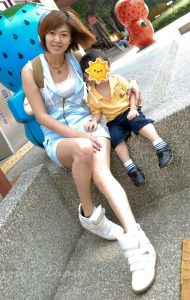 王美晨和姐妹外出秀腿有亮点