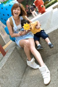 王美晨和姐妹外出秀腿有亮点