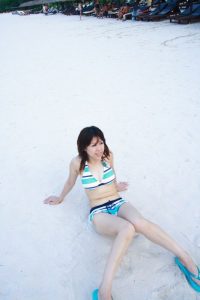 尹嫂年轻时海边度假