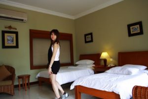 尹嫂年轻时海边度假