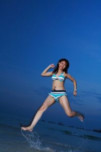 尹嫂年轻时海边度假