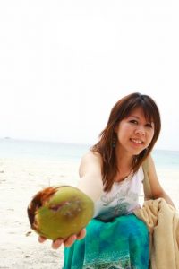 尹嫂年轻时海边度假