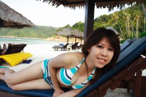 尹嫂年轻时海边度假