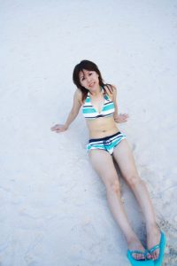 尹嫂年轻时海边度假