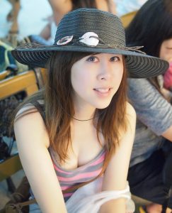 尹嫂海边度假之低胸短裙露底