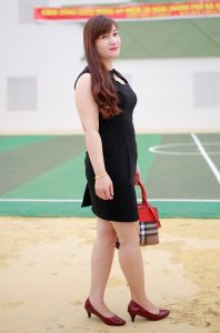 两位远房表嫂一起出来秀腿