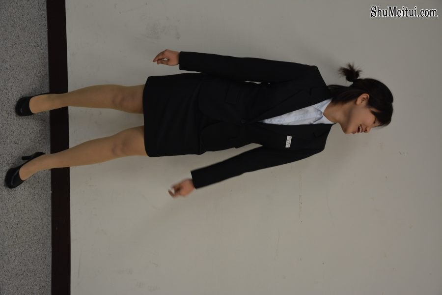 一群穿制服女孩儿们的肉丝高跟培训礼仪1[第18张/共35张]