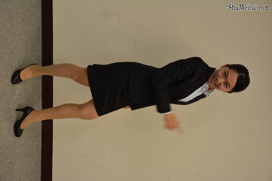 一群穿制服女孩儿们的肉丝高跟培训礼仪1[第27张/共35张]