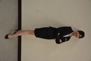 一群穿制服女孩儿们的肉丝高跟培训礼仪1