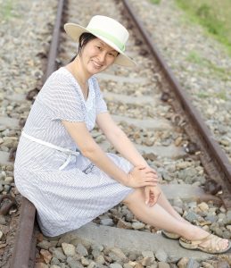 Elin姐户外铁轨旁拍照片