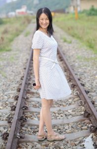 Elin姐户外铁轨旁拍照片