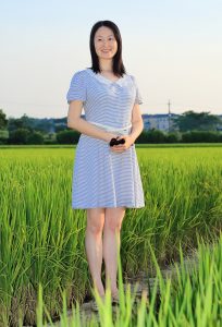 Elin姐户外铁轨旁拍照片