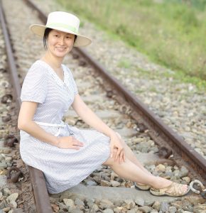 Elin姐户外铁轨旁拍照片