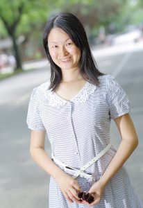 Elin姐户外铁轨旁拍照片