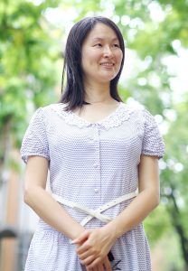 Elin姐户外铁轨旁拍照片