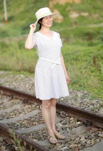 Elin姐户外铁轨旁拍照片