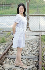 Elin姐户外铁轨旁拍照片