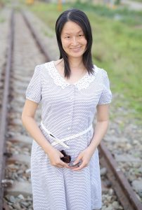 Elin姐户外铁轨旁拍照片