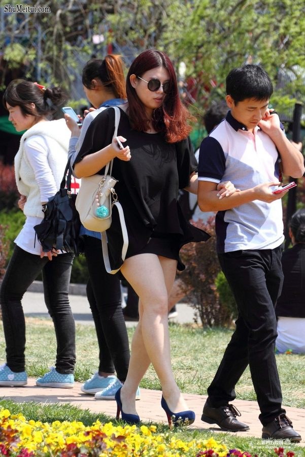 丰腴的墨镜美女大腿踩着高跟鞋街拍照片[第12张/共23张]