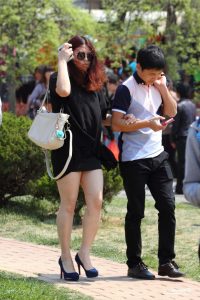 丰腴的墨镜美女大腿踩着高跟鞋街拍照片