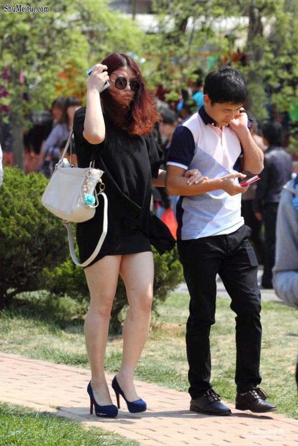 丰腴的墨镜美女大腿踩着高跟鞋街拍照片[第15张/共23张]